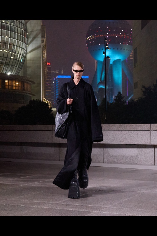 مجموعة Balenciaga لربيع 2025... ديمنا يشعل أكبر مدينة في الصين بتصاميمه الفخمة ولمسته المميّزة