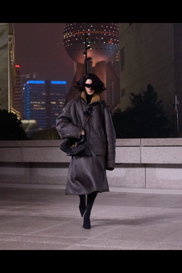 مجموعة Balenciaga لربيع 2025... ديمنا يشعل أكبر مدينة في الصين بتصاميمه الفخمة ولمسته المميّزة