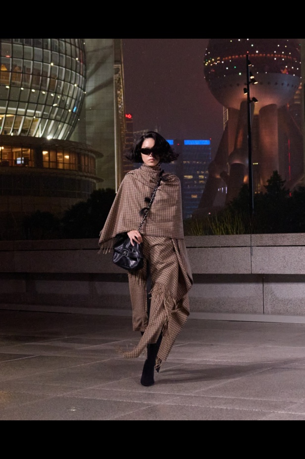 مجموعة Balenciaga لربيع 2025... ديمنا يشعل أكبر مدينة في الصين بتصاميمه الفخمة ولمسته المميّزة