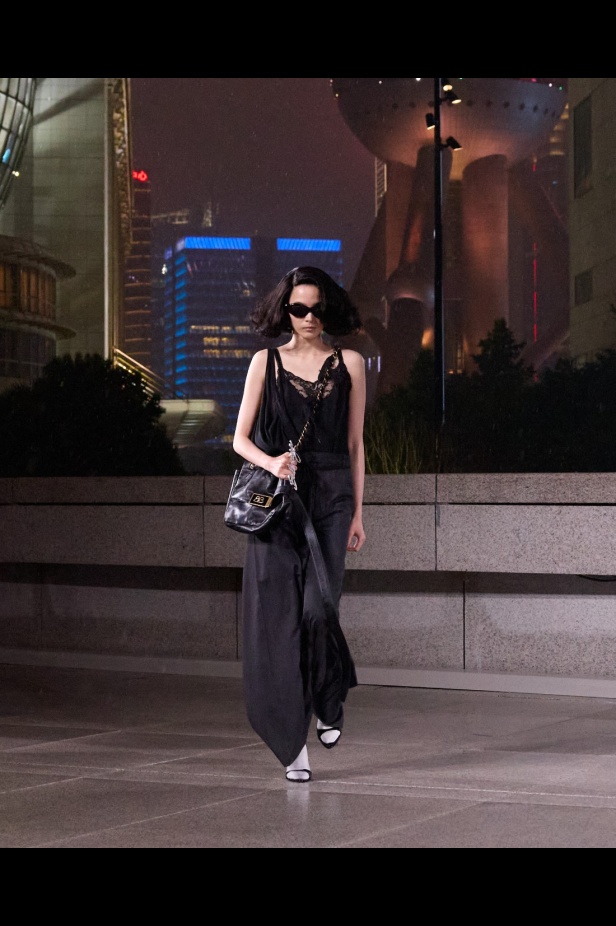 مجموعة Balenciaga لربيع 2025... ديمنا يشعل أكبر مدينة في الصين بتصاميمه الفخمة ولمسته المميّزة