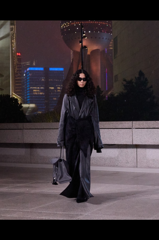 مجموعة Balenciaga لربيع 2025... ديمنا يشعل أكبر مدينة في الصين بتصاميمه الفخمة ولمسته المميّزة