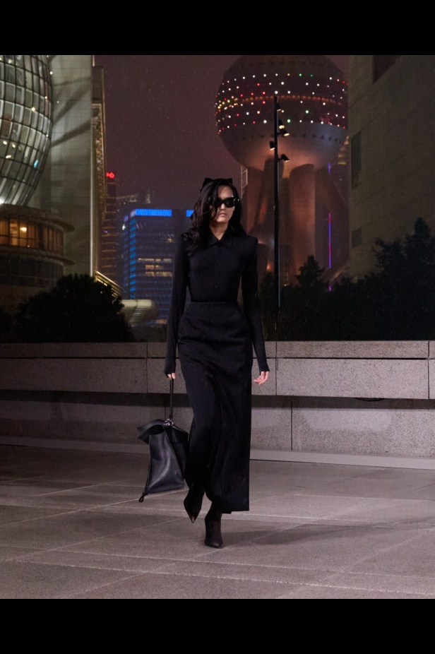 مجموعة Balenciaga لربيع 2025... ديمنا يشعل أكبر مدينة في الصين بتصاميمه الفخمة ولمسته المميّزة