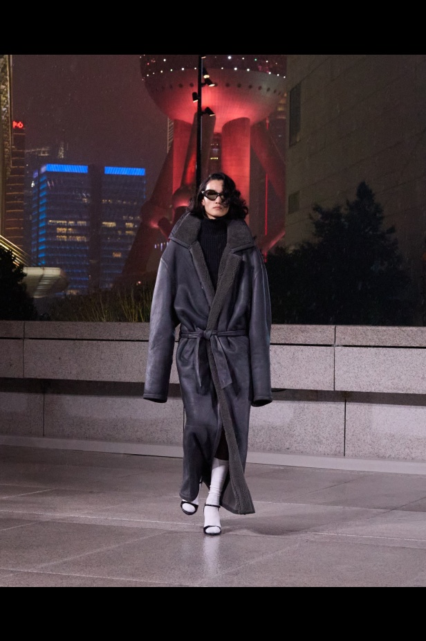 مجموعة Balenciaga لربيع 2025... ديمنا يشعل أكبر مدينة في الصين بتصاميمه الفخمة ولمسته المميّزة