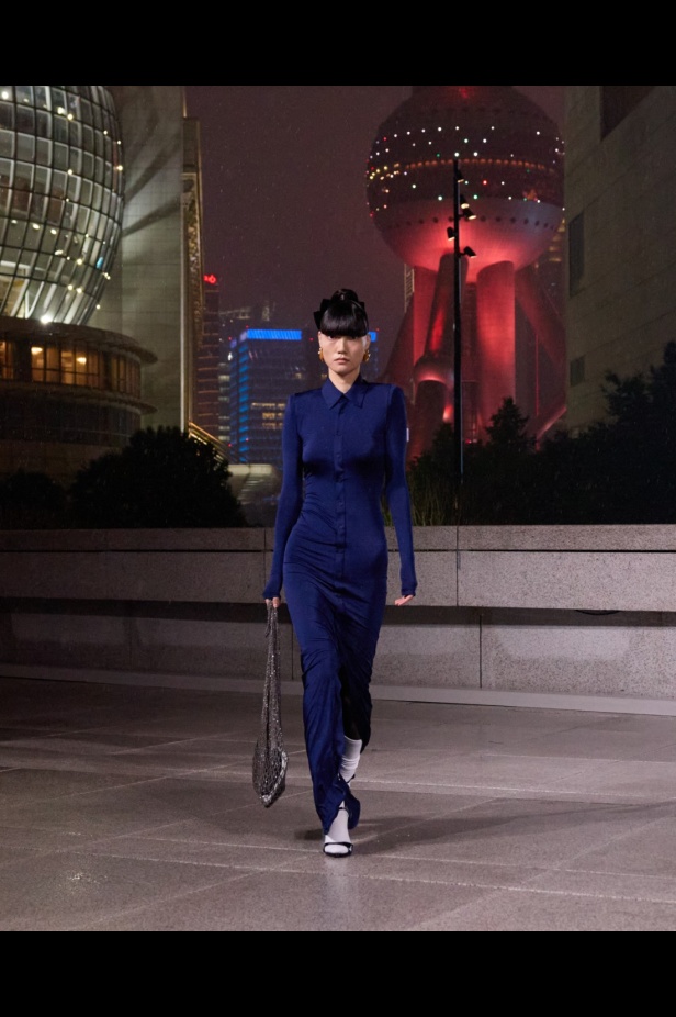 مجموعة Balenciaga لربيع 2025... ديمنا يشعل أكبر مدينة في الصين بتصاميمه الفخمة ولمسته المميّزة