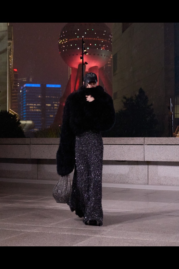 مجموعة Balenciaga لربيع 2025... ديمنا يشعل أكبر مدينة في الصين بتصاميمه الفخمة ولمسته المميّزة