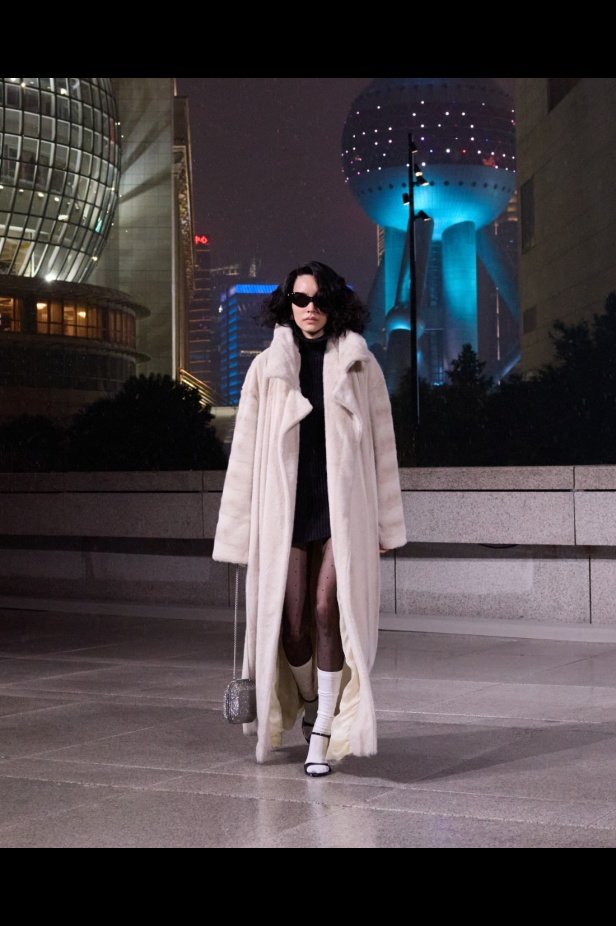 مجموعة Balenciaga لربيع 2025... ديمنا يشعل أكبر مدينة في الصين بتصاميمه الفخمة ولمسته المميّزة