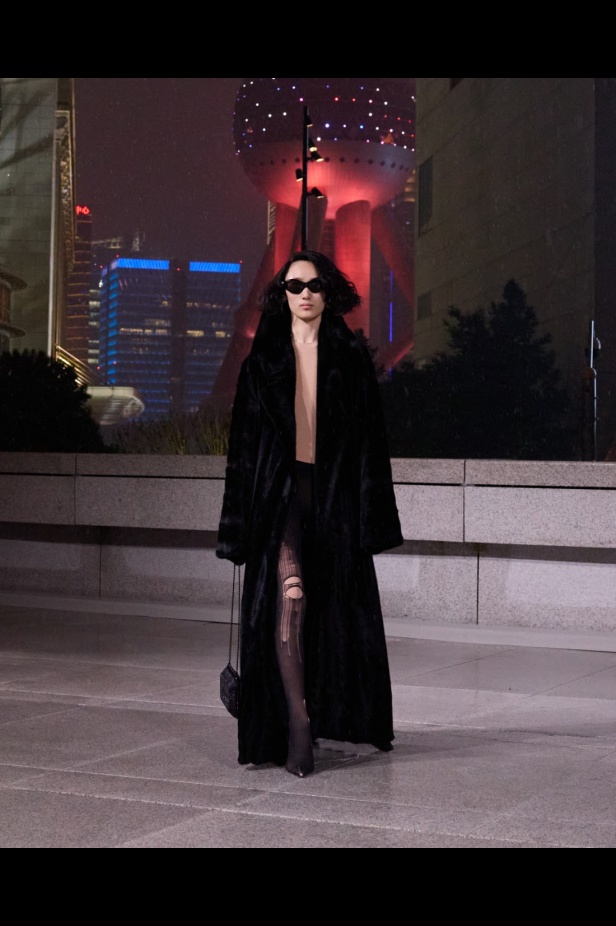 مجموعة Balenciaga لربيع 2025... ديمنا يشعل أكبر مدينة في الصين بتصاميمه الفخمة ولمسته المميّزة