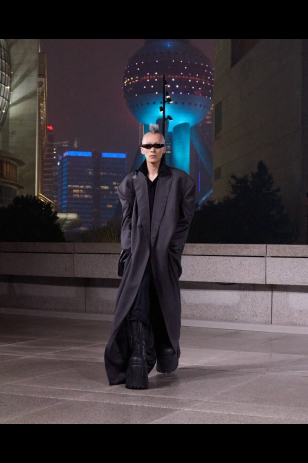 مجموعة Balenciaga لربيع 2025... ديمنا يشعل أكبر مدينة في الصين بتصاميمه الفخمة ولمسته المميّزة