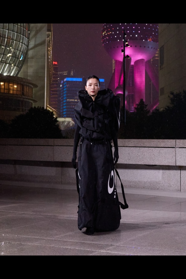 مجموعة Balenciaga لربيع 2025... ديمنا يشعل أكبر مدينة في الصين بتصاميمه الفخمة ولمسته المميّزة