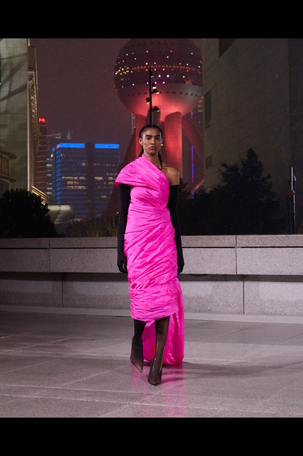 مجموعة Balenciaga لربيع 2025... ديمنا يشعل أكبر مدينة في الصين بتصاميمه الفخمة ولمسته المميّزة