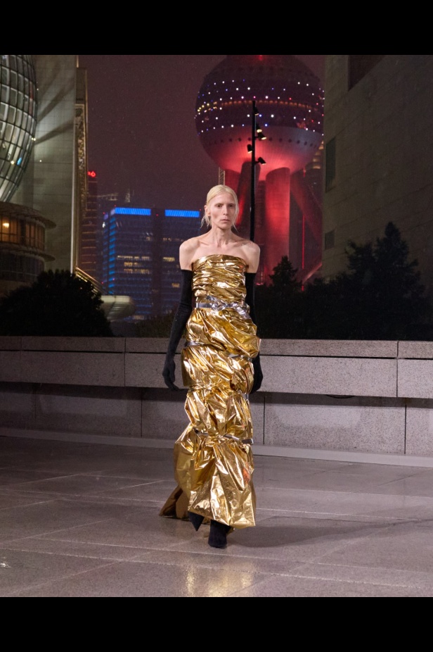 مجموعة Balenciaga لربيع 2025... ديمنا يشعل أكبر مدينة في الصين بتصاميمه الفخمة ولمسته المميّزة