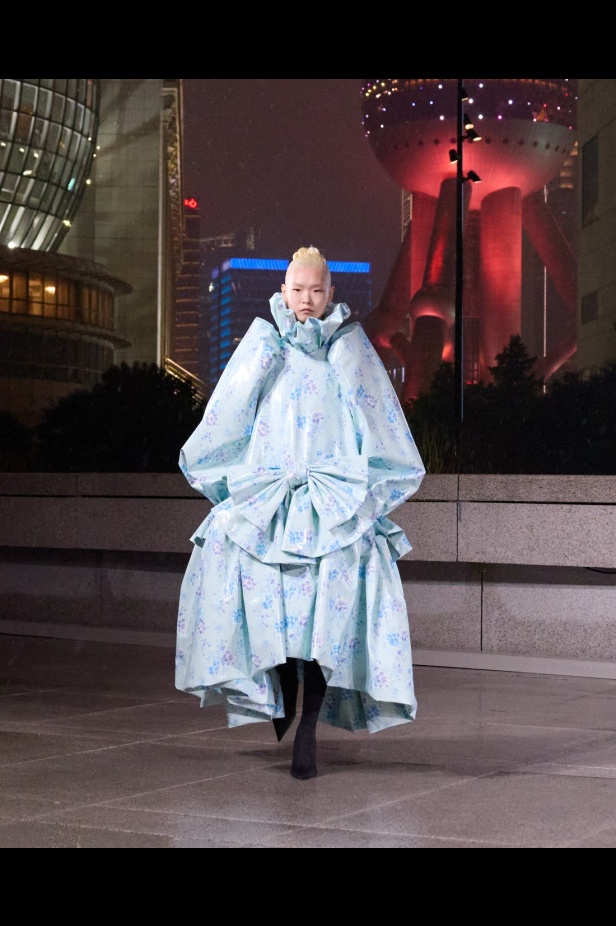 مجموعة Balenciaga لربيع 2025... ديمنا يشعل أكبر مدينة في الصين بتصاميمه الفخمة ولمسته المميّزة