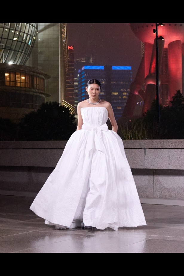 مجموعة Balenciaga لربيع 2025... ديمنا يشعل أكبر مدينة في الصين بتصاميمه الفخمة ولمسته المميّزة