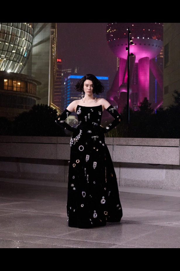 مجموعة Balenciaga لربيع 2025... ديمنا يشعل أكبر مدينة في الصين بتصاميمه الفخمة ولمسته المميّزة