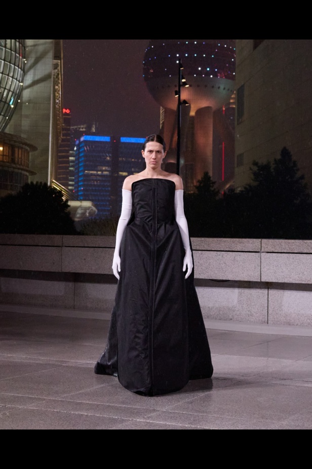 مجموعة Balenciaga لربيع 2025... ديمنا يشعل أكبر مدينة في الصين بتصاميمه الفخمة ولمسته المميّزة