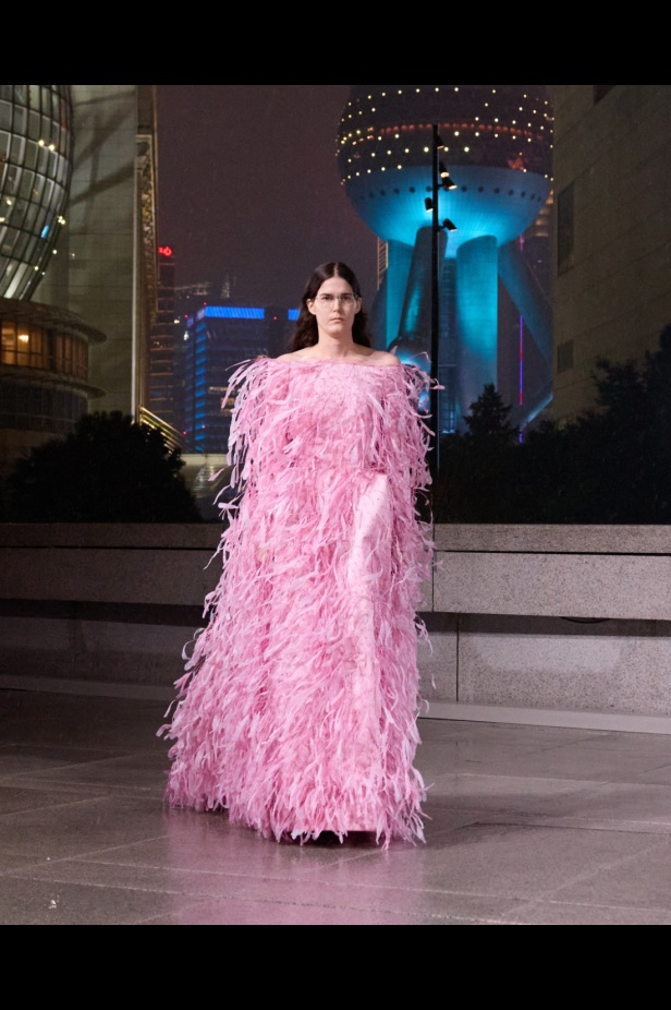 مجموعة Balenciaga لربيع 2025... ديمنا يشعل أكبر مدينة في الصين بتصاميمه الفخمة ولمسته المميّزة