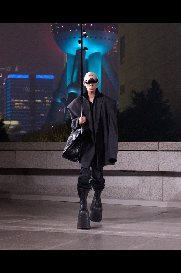 مجموعة Balenciaga لربيع 2025... ديمنا يشعل أكبر مدينة في الصين بتصاميمه الفخمة ولمسته المميّزة