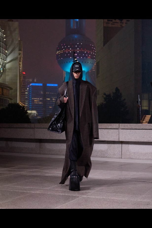 مجموعة Balenciaga لربيع 2025... ديمنا يشعل أكبر مدينة في الصين بتصاميمه الفخمة ولمسته المميّزة