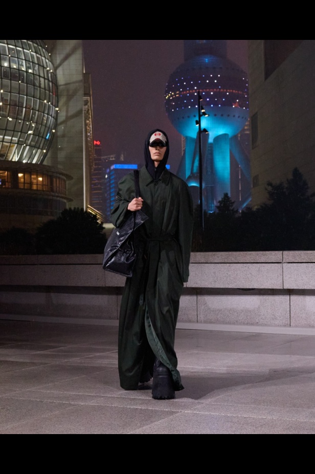 مجموعة Balenciaga لربيع 2025... ديمنا يشعل أكبر مدينة في الصين بتصاميمه الفخمة ولمسته المميّزة