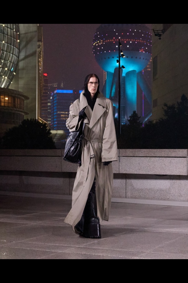 مجموعة Balenciaga لربيع 2025... ديمنا يشعل أكبر مدينة في الصين بتصاميمه الفخمة ولمسته المميّزة