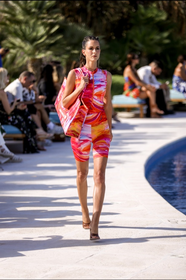 هادية غالب دمجت بين ملابس السباحة المحتشمة والأزياء المريحة