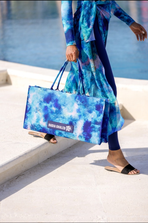 هادية غالب دمجت بين ملابس السباحة المحتشمة والأزياء المريحة