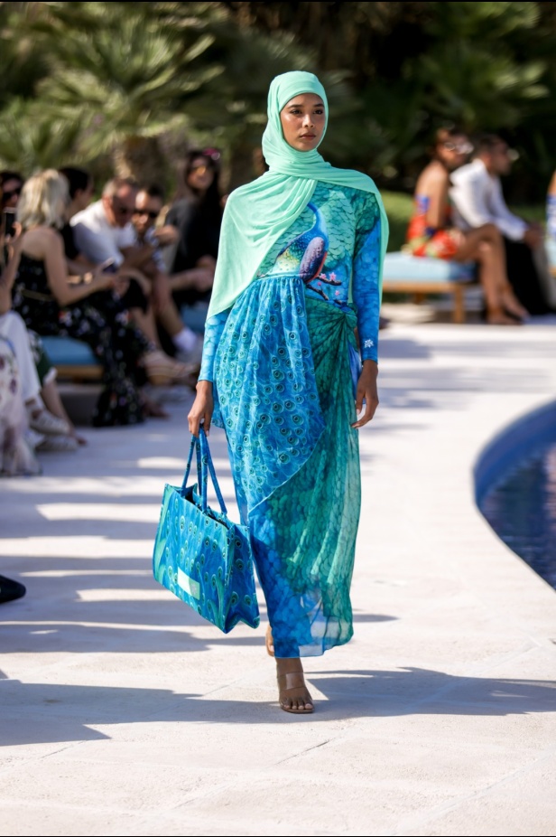 هادية غالب دمجت بين ملابس السباحة المحتشمة والأزياء المريحة