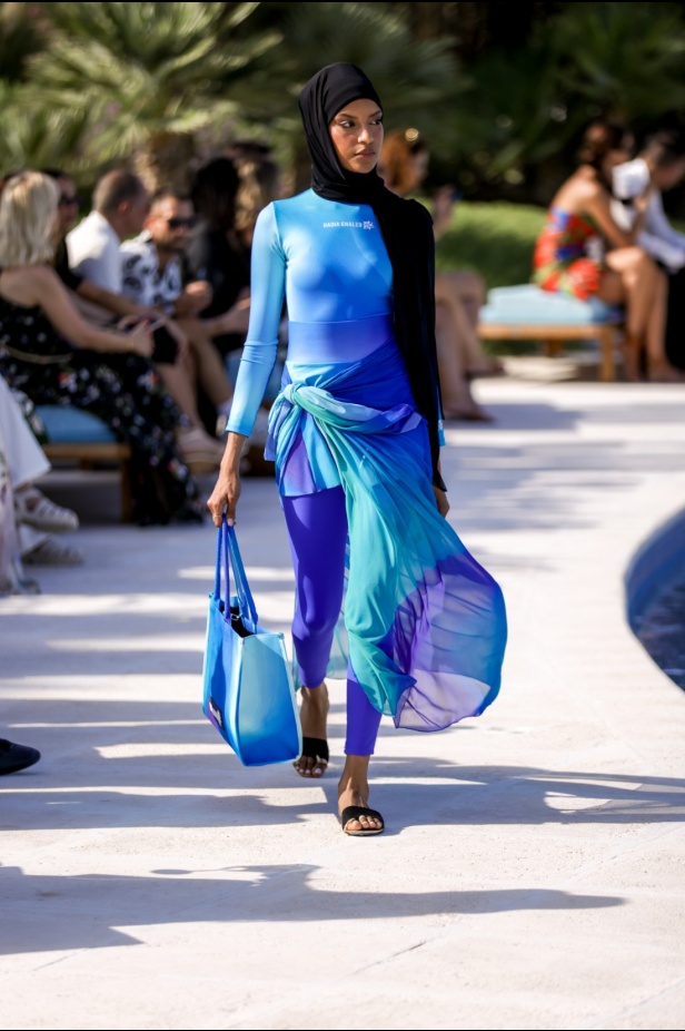 هادية غالب دمجت بين ملابس السباحة المحتشمة والأزياء المريحة