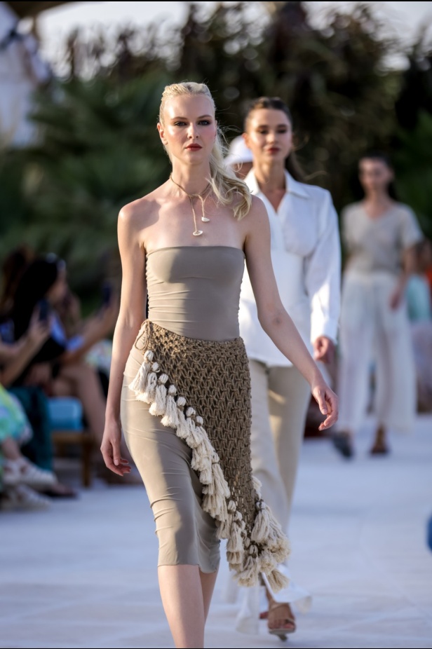 علامة Rebirth تختتم أسبوع البحر الأحمر للموضة بمجموعة مستوحاة من طبيعة المملكة