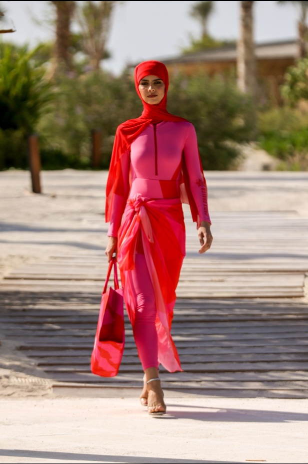هادية غالب دمجت بين ملابس السباحة المحتشمة والأزياء المريحة