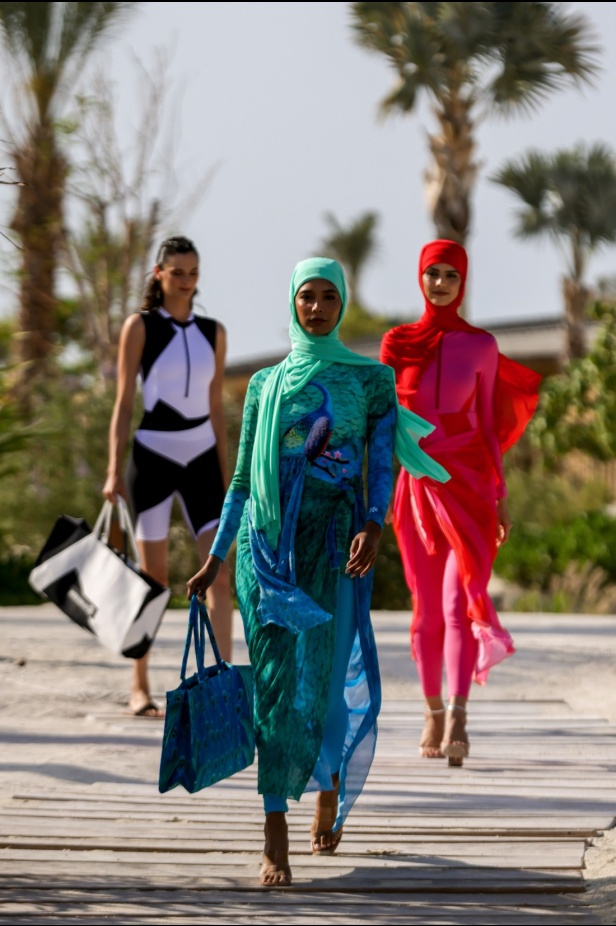 هادية غالب دمجت بين ملابس السباحة المحتشمة والأزياء المريحة