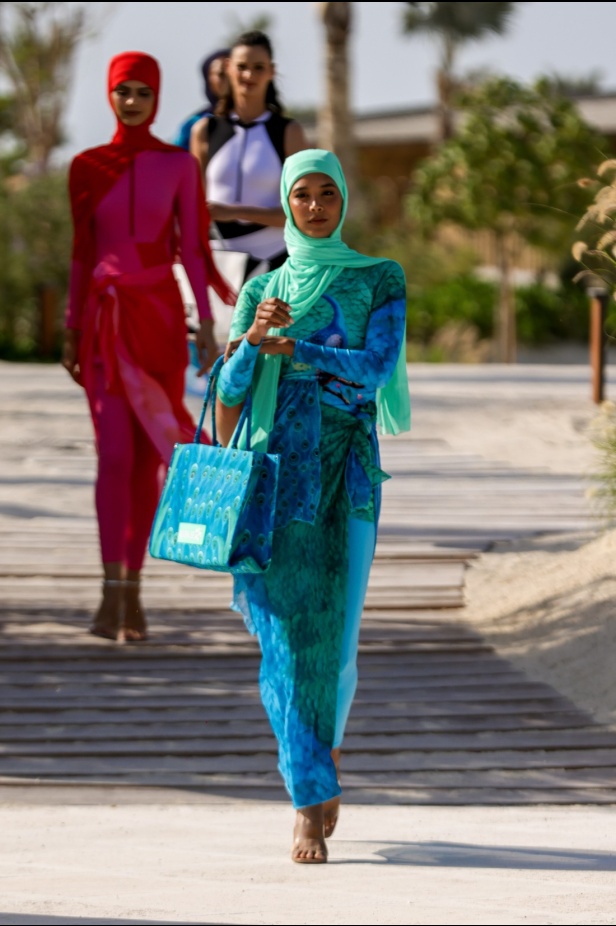 هادية غالب دمجت بين ملابس السباحة المحتشمة والأزياء المريحة