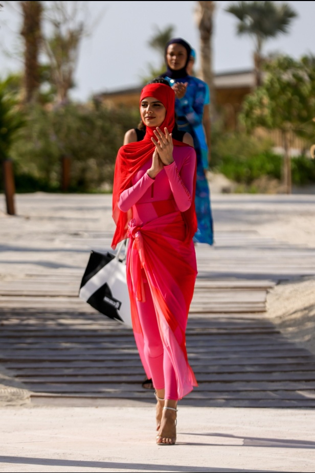 هادية غالب دمجت بين ملابس السباحة المحتشمة والأزياء المريحة