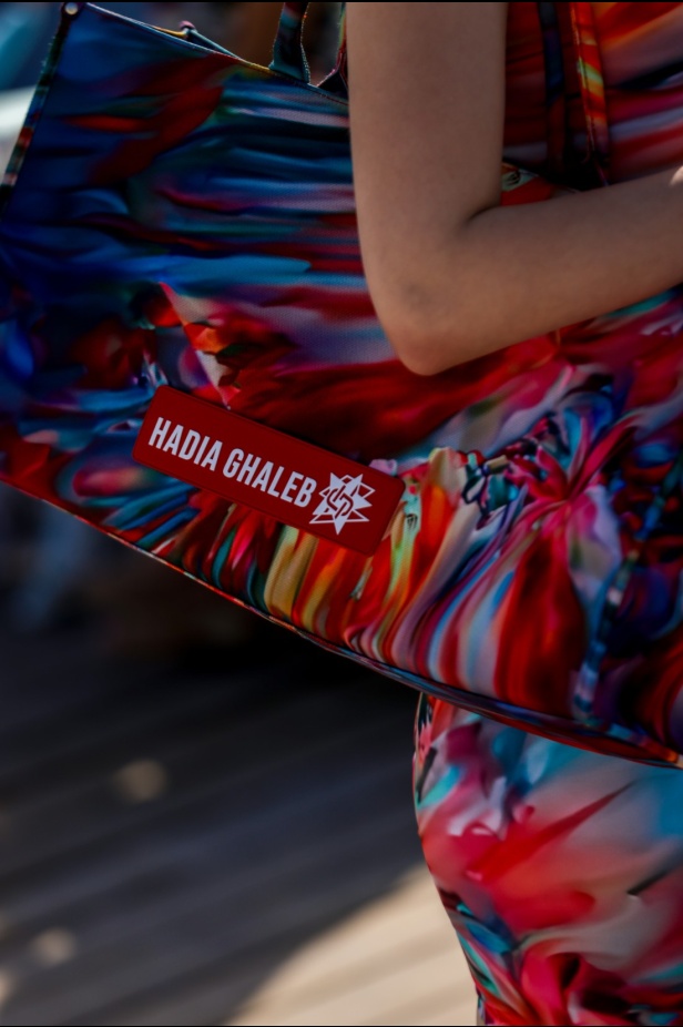 هادية غالب دمجت بين ملابس السباحة المحتشمة والأزياء المريحة