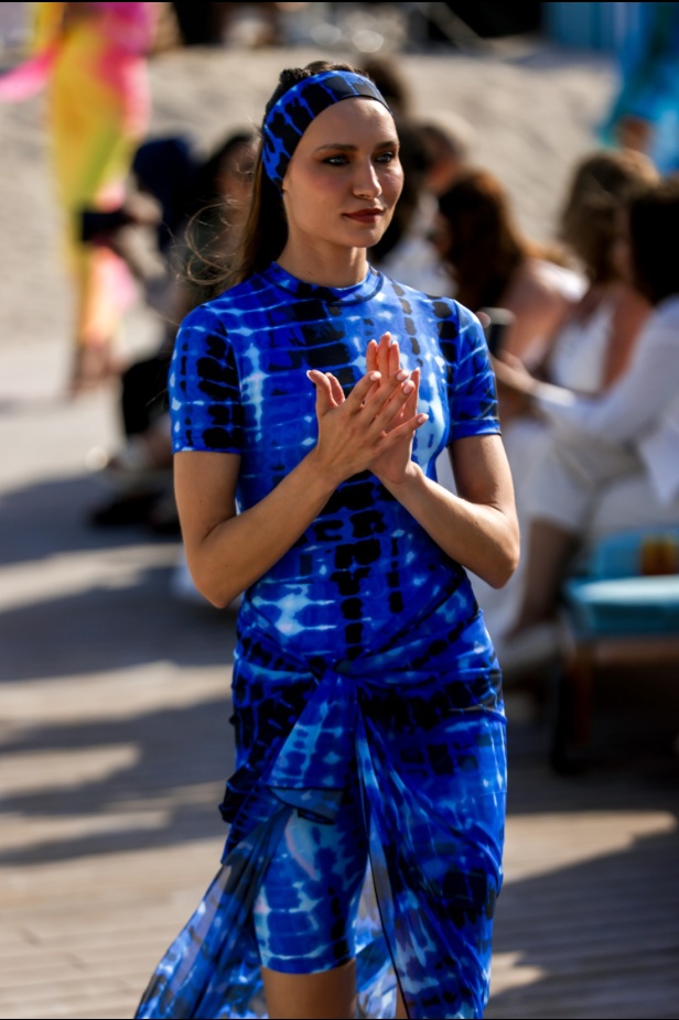 هادية غالب دمجت بين ملابس السباحة المحتشمة والأزياء المريحة