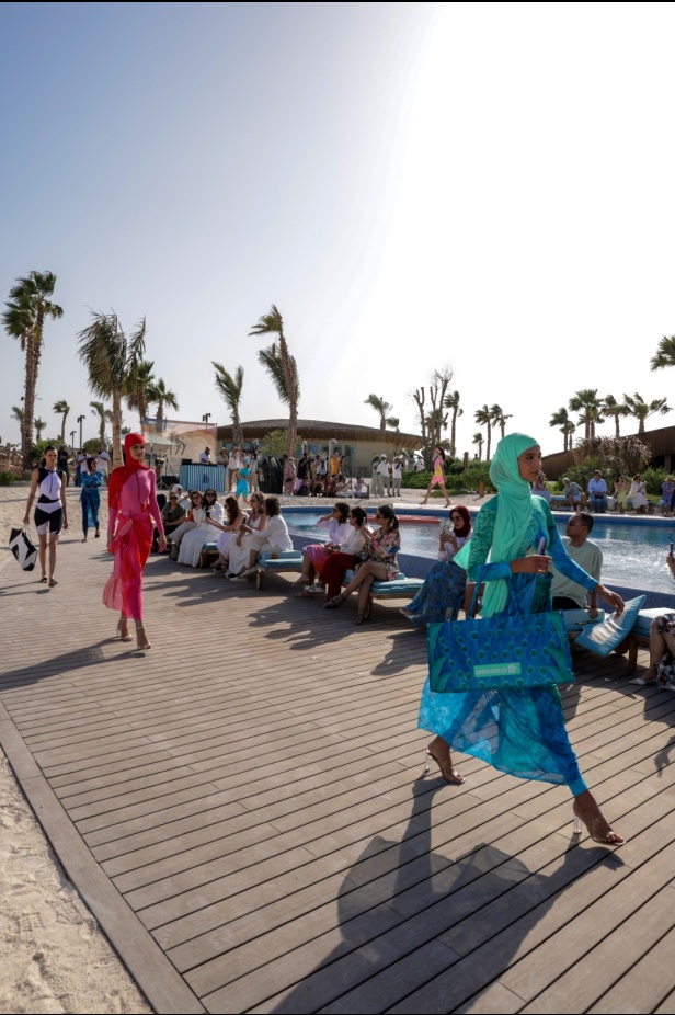 هادية غالب دمجت بين ملابس السباحة المحتشمة والأزياء المريحة