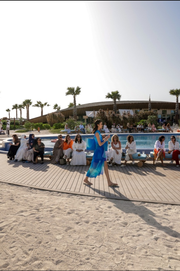 هادية غالب دمجت بين ملابس السباحة المحتشمة والأزياء المريحة