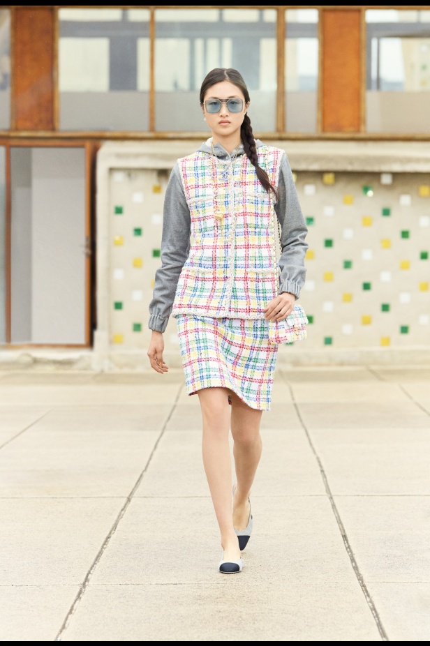 مرسيليا تستضيف عرض CHANEL لمجموعة Cruise 2024-2025: تصاميم عصرية تتناغم مع إرث كوكو شانيل