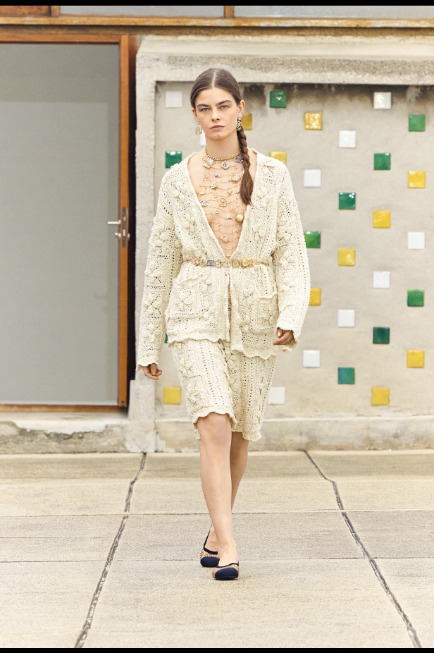 مرسيليا تستضيف عرض CHANEL لمجموعة Cruise 2024-2025: تصاميم عصرية تتناغم مع إرث كوكو شانيل