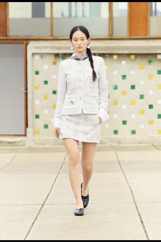 مرسيليا تستضيف عرض CHANEL لمجموعة Cruise 2024-2025: تصاميم عصرية تتناغم مع إرث كوكو شانيل