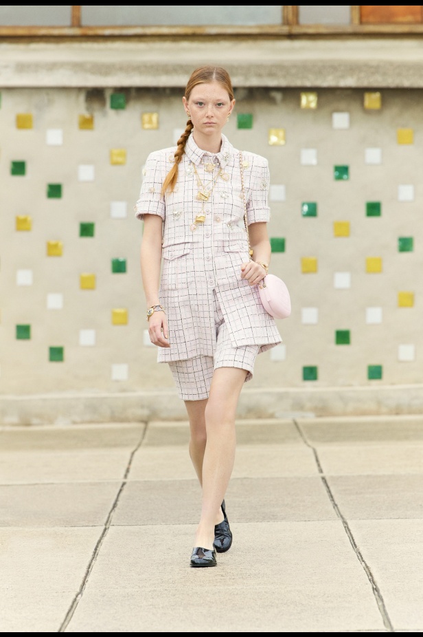 مرسيليا تستضيف عرض CHANEL لمجموعة Cruise 2024-2025: تصاميم عصرية تتناغم مع إرث كوكو شانيل