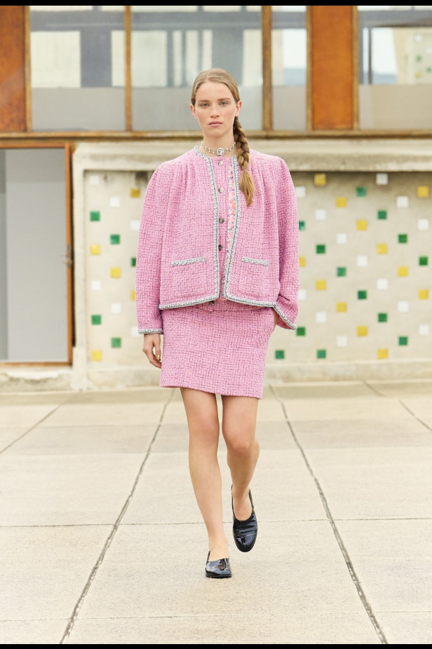 مرسيليا تستضيف عرض CHANEL لمجموعة Cruise 2024-2025: تصاميم عصرية تتناغم مع إرث كوكو شانيل