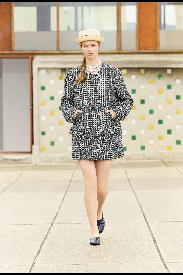 مرسيليا تستضيف عرض CHANEL لمجموعة Cruise 2024-2025: تصاميم عصرية تتناغم مع إرث كوكو شانيل