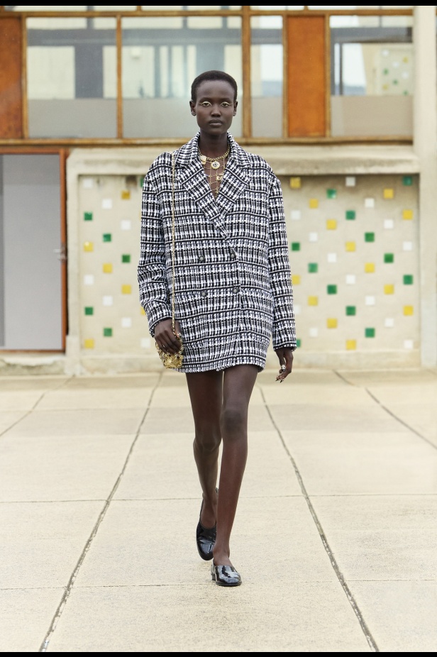 مرسيليا تستضيف عرض CHANEL لمجموعة Cruise 2024-2025: تصاميم عصرية تتناغم مع إرث كوكو شانيل