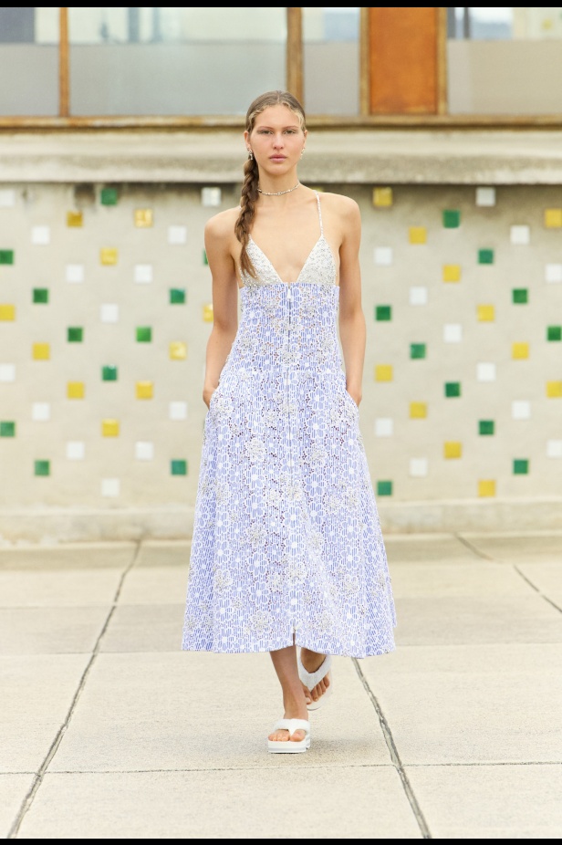 مرسيليا تستضيف عرض CHANEL لمجموعة Cruise 2024-2025: تصاميم عصرية تتناغم مع إرث كوكو شانيل