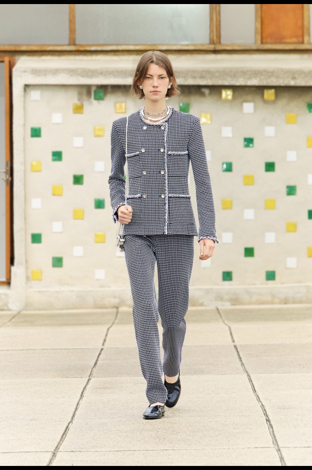 مرسيليا تستضيف عرض CHANEL لمجموعة Cruise 2024-2025: تصاميم عصرية تتناغم مع إرث كوكو شانيل