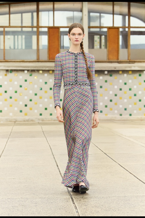 مرسيليا تستضيف عرض CHANEL لمجموعة Cruise 2024-2025: تصاميم عصرية تتناغم مع إرث كوكو شانيل