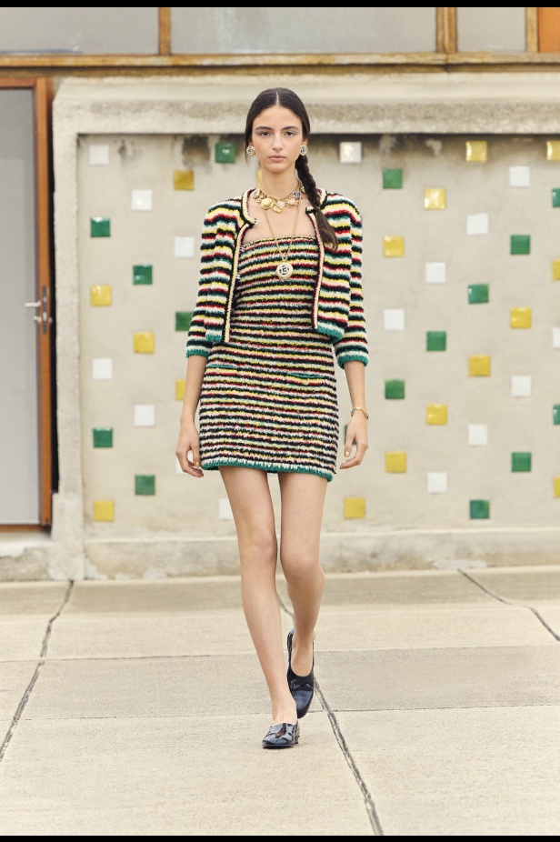 مرسيليا تستضيف عرض CHANEL لمجموعة Cruise 2024-2025: تصاميم عصرية تتناغم مع إرث كوكو شانيل