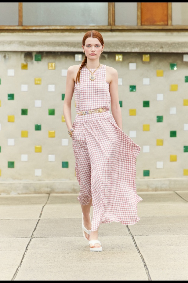 مرسيليا تستضيف عرض CHANEL لمجموعة Cruise 2024-2025: تصاميم عصرية تتناغم مع إرث كوكو شانيل