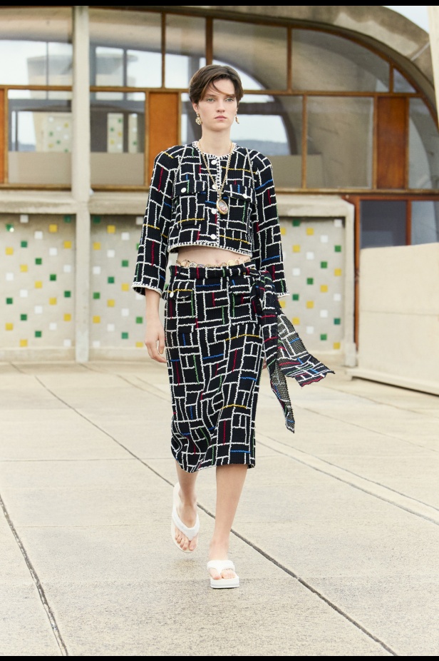 مرسيليا تستضيف عرض CHANEL لمجموعة Cruise 2024-2025: تصاميم عصرية تتناغم مع إرث كوكو شانيل